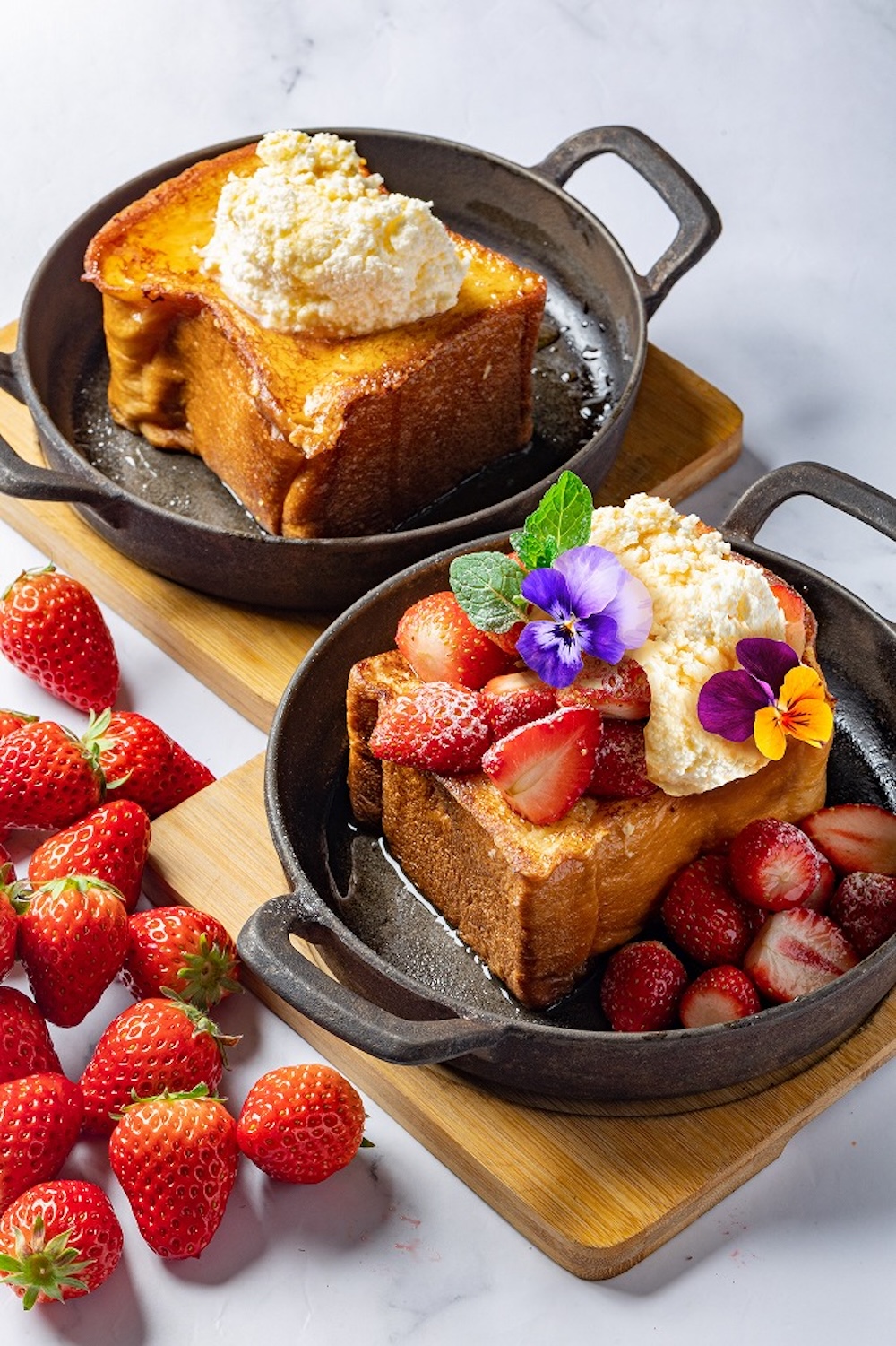 上から「フレンチトースト　ホイップバターとメープルシロップ」、「紅ほっぺのフレンチトースト ホイップバターとバニラシロップ」