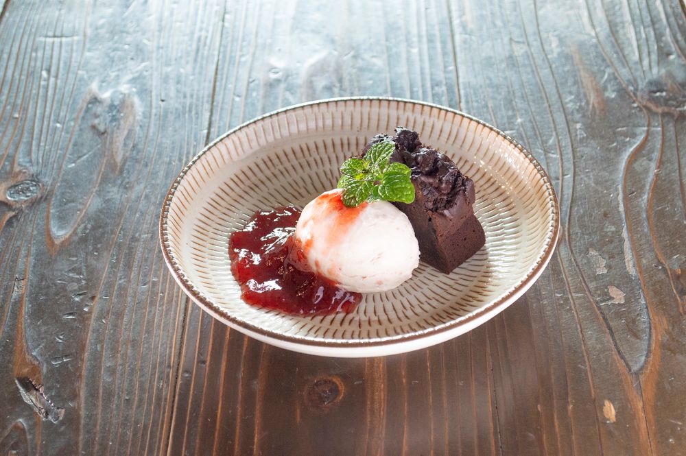 「笠庵」にて販売する「いちごの練乳アイスとガトーショコラ いちごジャムがけ」税込み1,300円