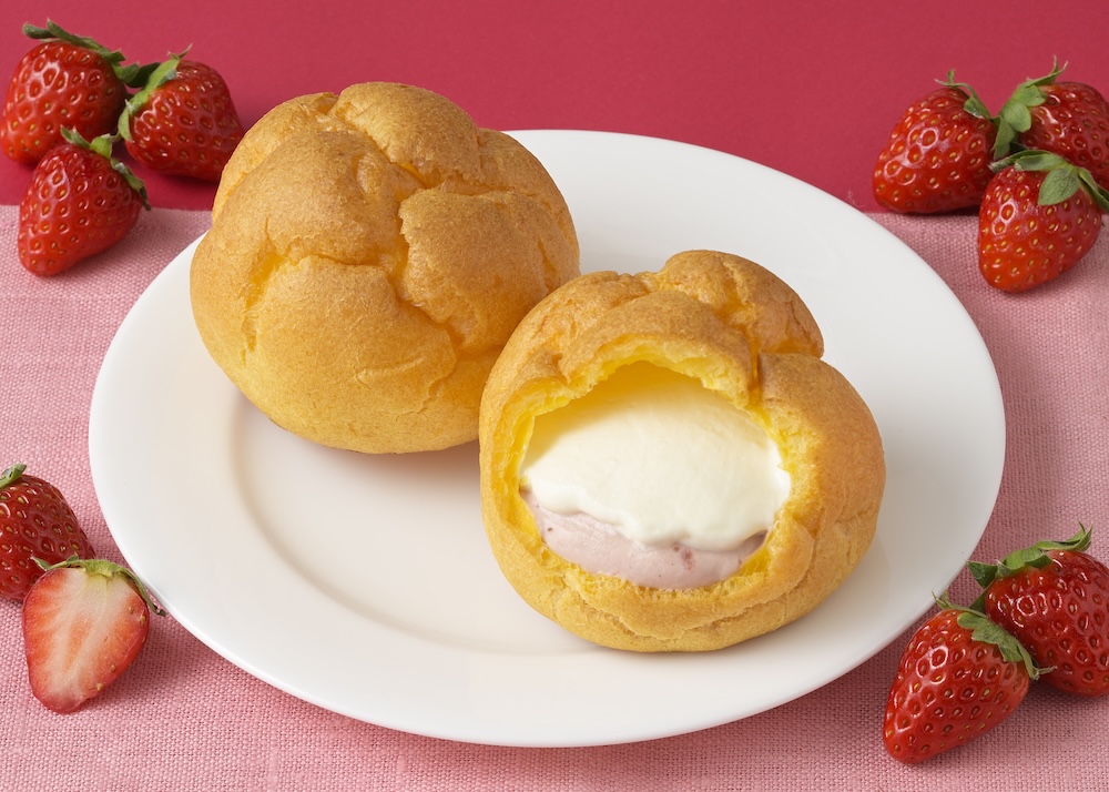 4月23日頃まで販売される「ジャンボシュークリーム（あまおう苺＆ミルクホイップ）」税込み226円（1月30日～2月28日は販売休止）