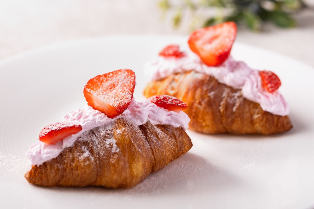 朝食ビュッフェの「いちごのクロワッサンサンド」イメージ