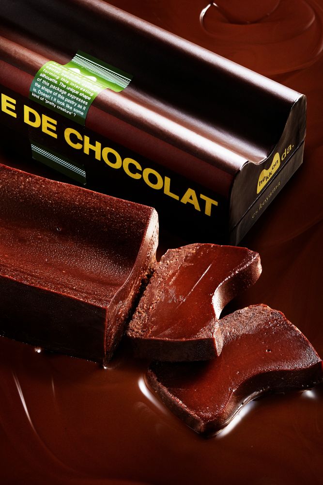 「パティシエ エス コヤマ」より販売される「テリーヌ ドゥ ショコラ ヘッコンダ」1本・2,592円