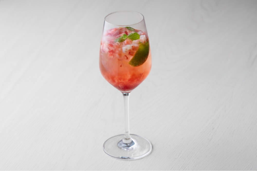 オプションメニューの「ストロベリーモヒート」税込み600円（サービス料含む）