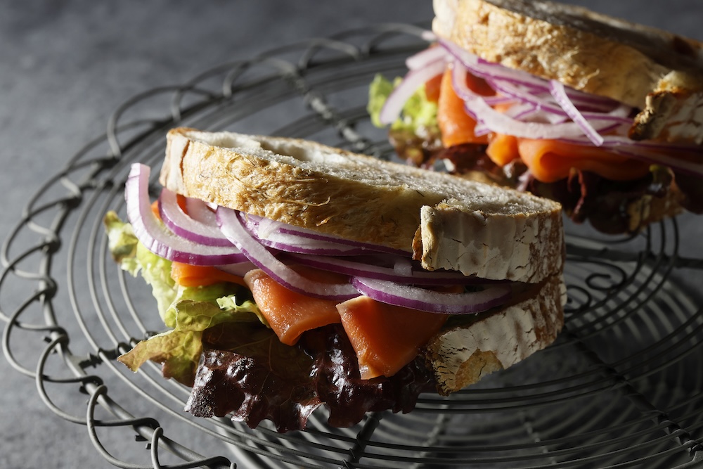 「高加水パンのスモークサーモンサンド」税込み900円