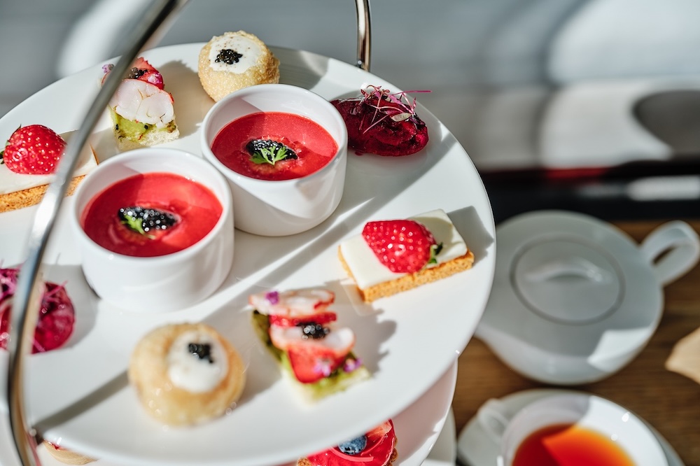 東京エディション虎ノ門の「ストロベリー キャビア アフタヌーンティー」イメージ
