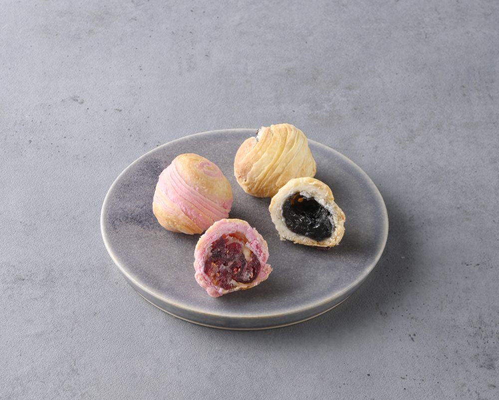 「新宿中村屋本店 ボンナ」より販売される「パイ月餅（クランベリー・ごまあん）」各種税込み378円