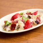 「Bar Español LA BODEGA」の「紀の里産まりひめ苺とスペインチーズのマリナード〜白和え仕立て〜」税込み836円