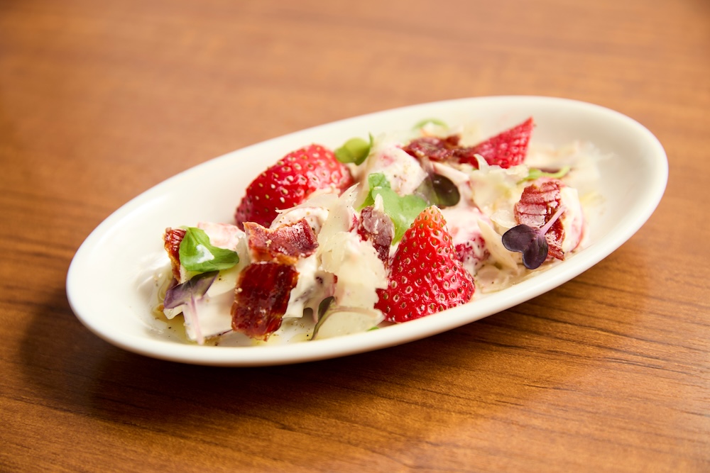 「Bar Español LA BODEGA」の「紀の里産まりひめ苺とスペインチーズのマリナード〜白和え仕立て〜」税込み836円