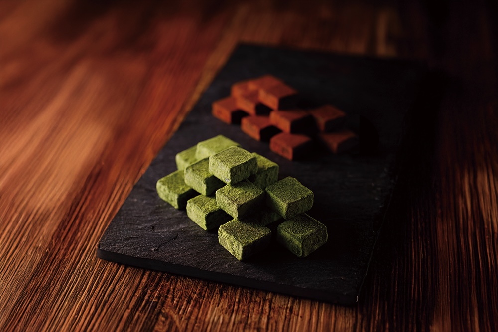 「生チョコレート」および「抹茶 生チョコレート」12粒入りで各・税込み1,400円