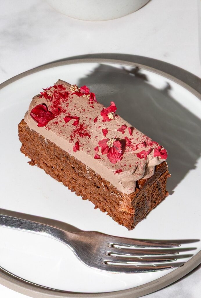 麻布台店限定の「オリジナルチョコレートケーキ」880円