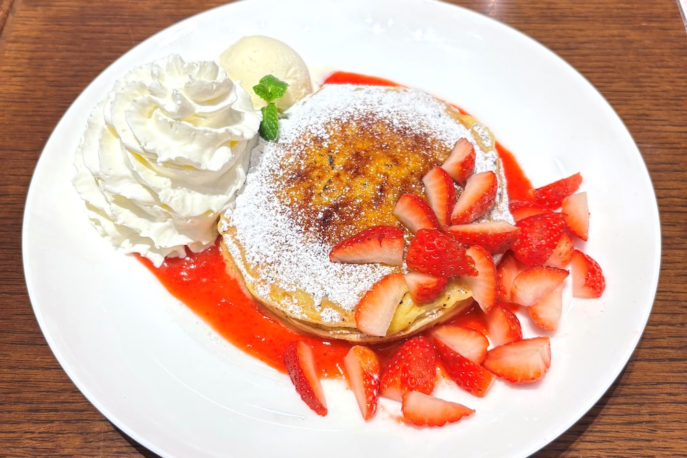 「クア・アイナ」の「いちごのパンケーキブリュレ」税込み1,200円