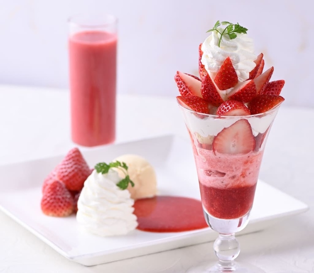 手前から「クイーンストロベリーパフェ」税込み3,960円、「まるごとクイーンストロベリー」税込み3,080円