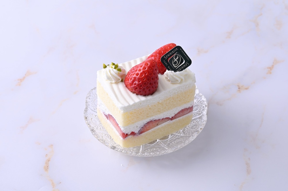 2月下旬まで販売される「クイーンストロベリーショートケーキ」税込み1,242円