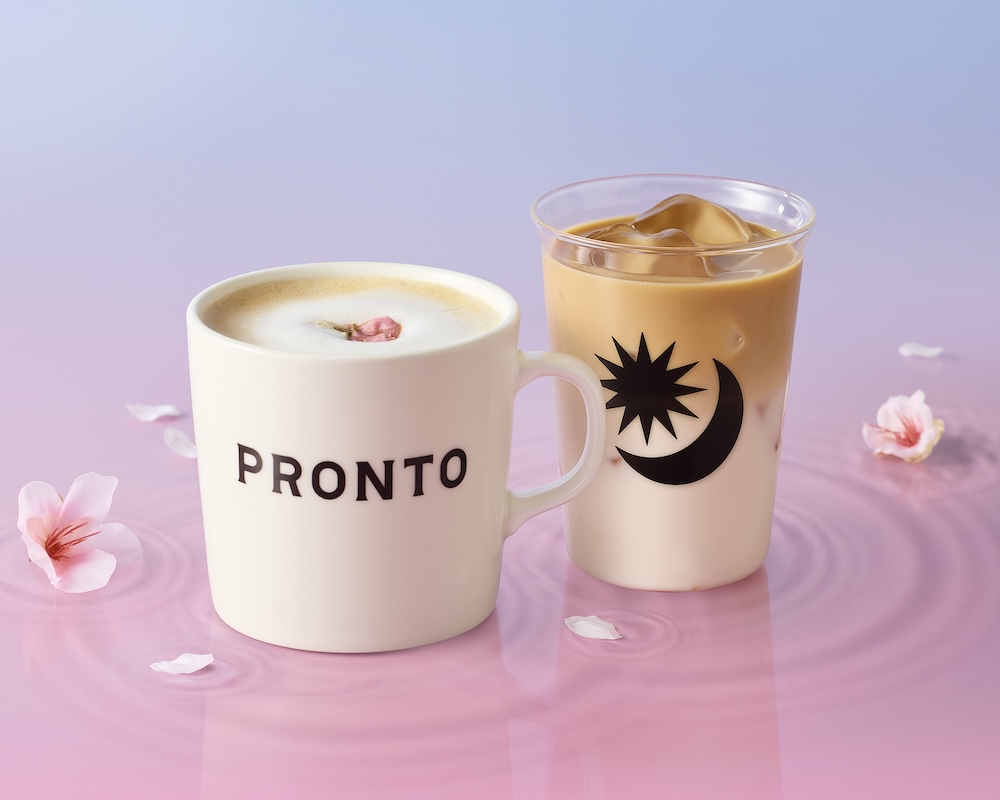 左から「桜舞うロイヤルミルクティー」L・税込み660円、「アイス桜ミルクティー」R・税込み605円〜