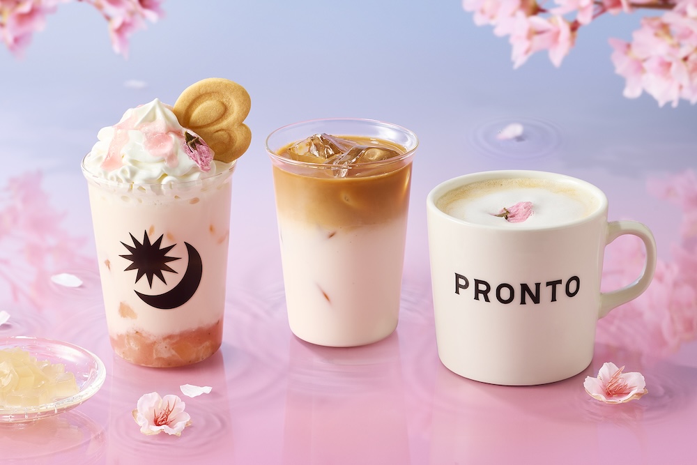 左から「【Pラテ】アイス桜わらび餅ラテ」R・税込み748円〜、「アイス桜ミルクティー」R・税込み605円〜、「桜舞うロイヤルミルクティー」L・税込み660円