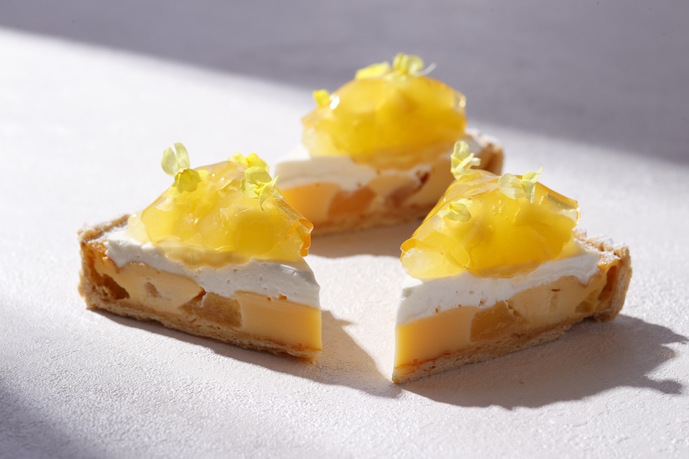 4月1日〜5月31日に販売される「りんごのクラフティ」864円