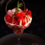 3月2日〜5月31日に販売される「ロッシニテラス」の各日8食限定「RED 尽くしパフェ~苺の贅沢〜」4,400円