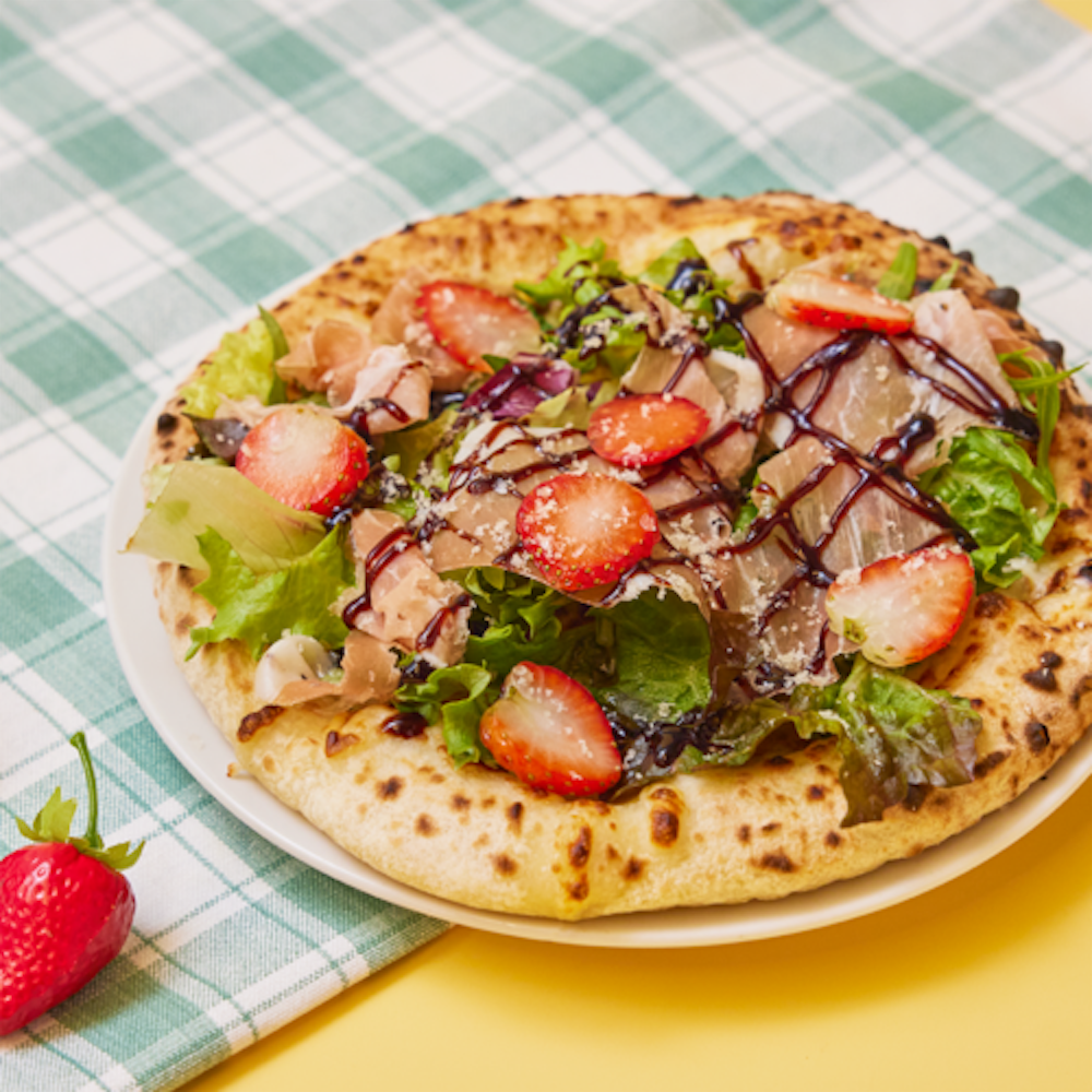 横浜赤レンガ倉庫限定「BEER STAND ＆ PIZZA BAR」の「いちごと生ハムのサラダピッツァ」税込み1,600円