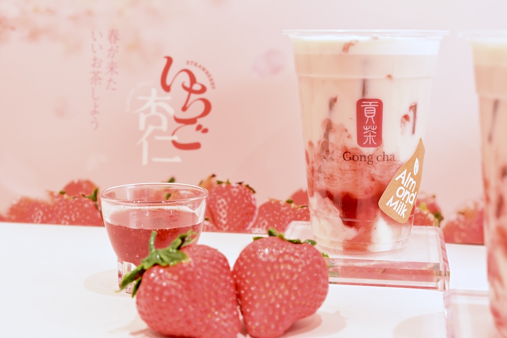 「いちご杏仁 アーモンドミルクティー」Mサイズ・720円〜