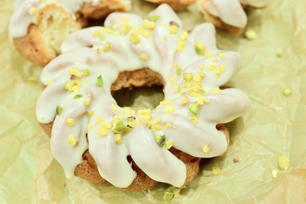 「ピスタチオ ホワイト チョコ クルーラー」イメージ