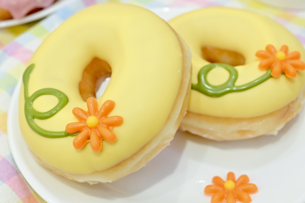 4月上旬頃まで販売中の「フラワーカスタード」テイクアウト・税込み313円、イートイン・税込み319円