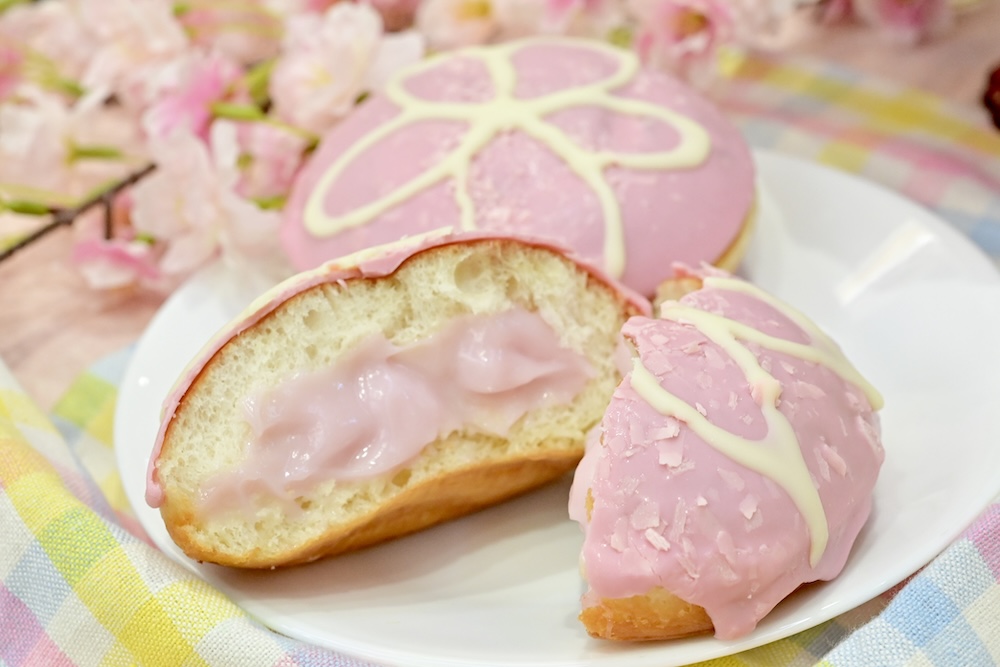 4月上旬頃まで販売中の「サクラ クリーム」テイクアウト・税込み334円、イートイン・税込み341円