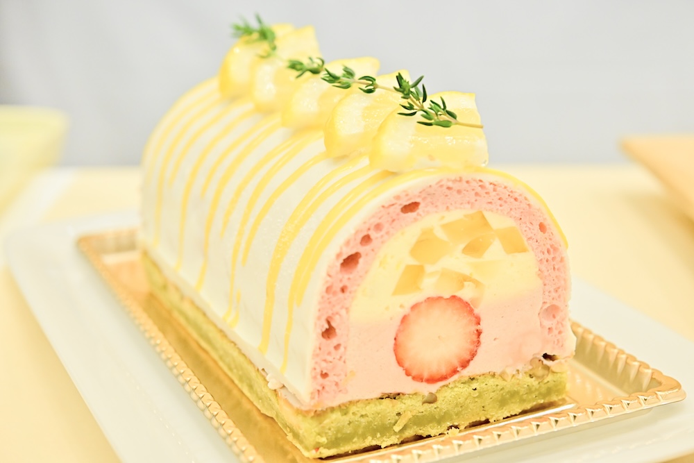 「鈴廣かまぼこの里 汐風カフェ」の「かまぼこの形の春咲く ジュエルケーキ」ホール・4,320円