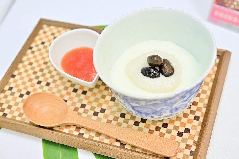 「甘酒茶屋」の各日10食限定「食べる甘酒みるくプリン イチゴソース添」800円