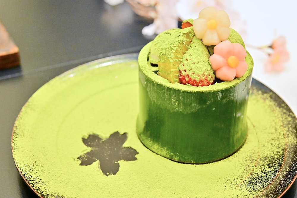「鈴廣かまぼこの里」の「名水甘味 且座」の「春の苔パフェ スイーツコレクションver.」1,650円