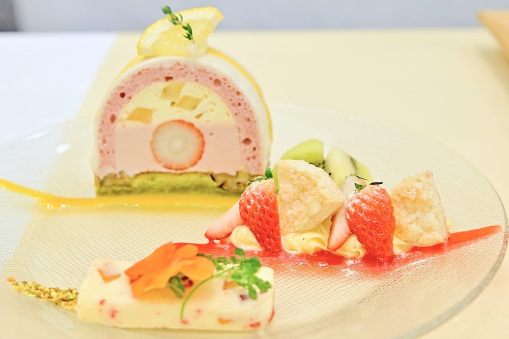 「鈴廣かまぼこの里 汐風カフェ」の各日20食限定「かまぼこの形の春咲く ジュエルケーキ」ドリンク付き・2,220円