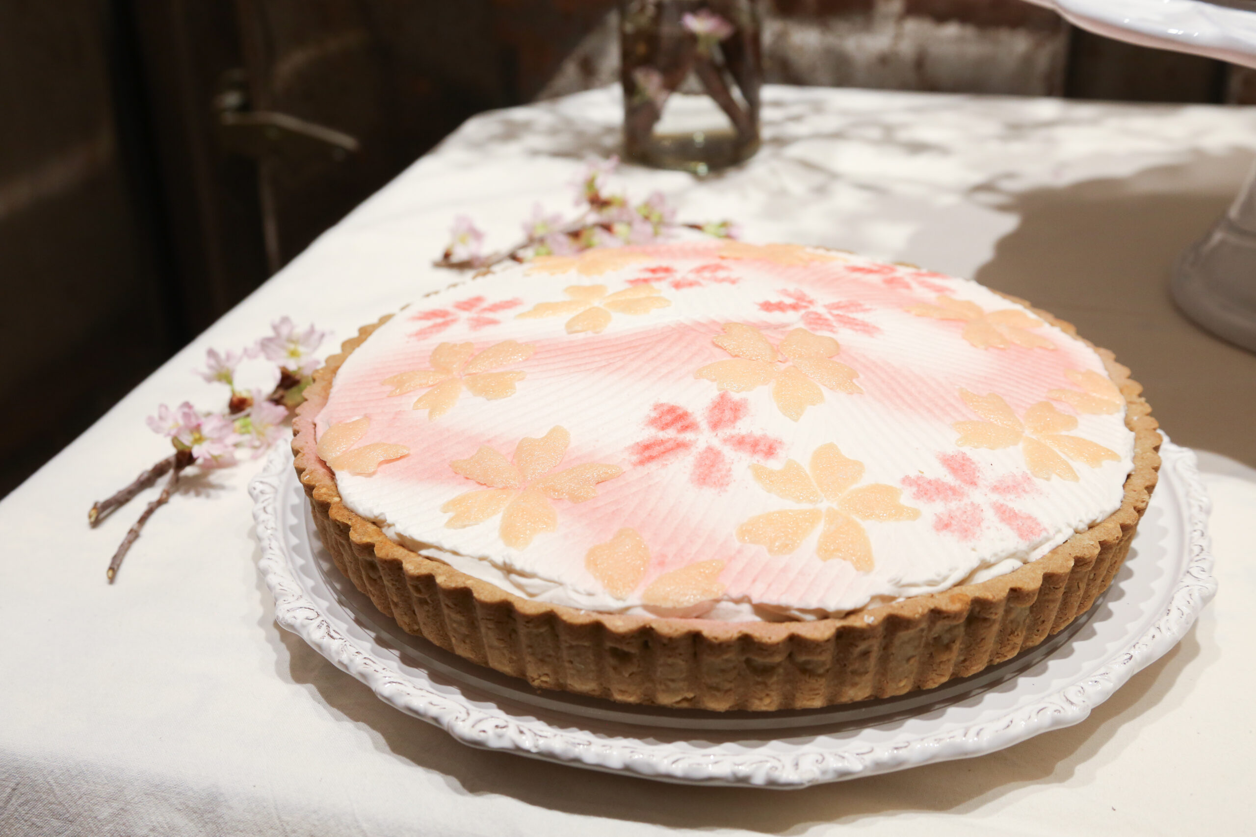 「徳島県里浦産なると金時”里むすめ”と胡麻のタルト」1カット・税込み993円、ホール・税込み9,936円