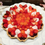 「結晶型”ル ガール”クリームチーズムースのタルト～桜風味～」1カット・税込み1,090円、ホール・税込み10,908円