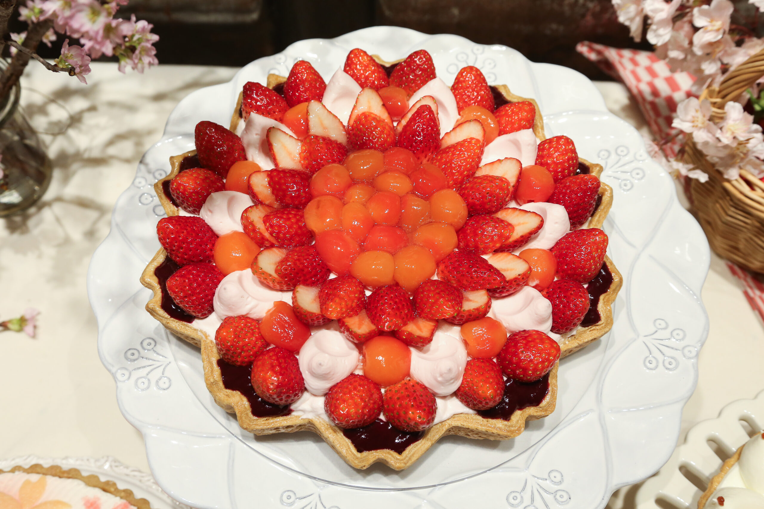 「結晶型”ル ガール”クリームチーズムースのタルト～桜風味～」1カット・税込み1,090円、ホール・税込み10,908円