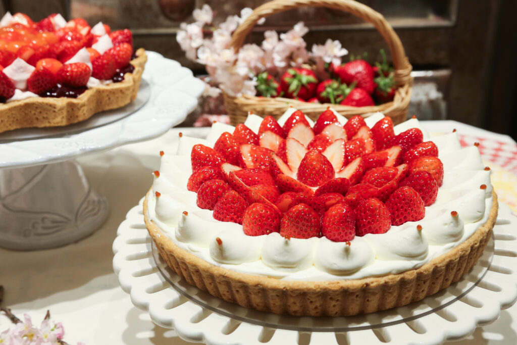 「イチゴとカスタードプリンのタルト」1カット・税込み1,090円、ホール・税込み10,908円