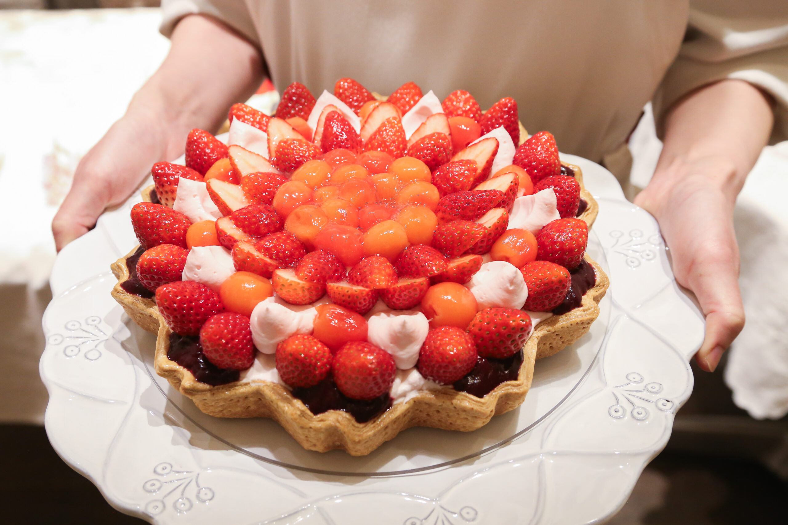 「結晶型”ル ガール”クリームチーズムースのタルト～桜風味～」1カット・税込み1,090円、ホール・税込み10,908円