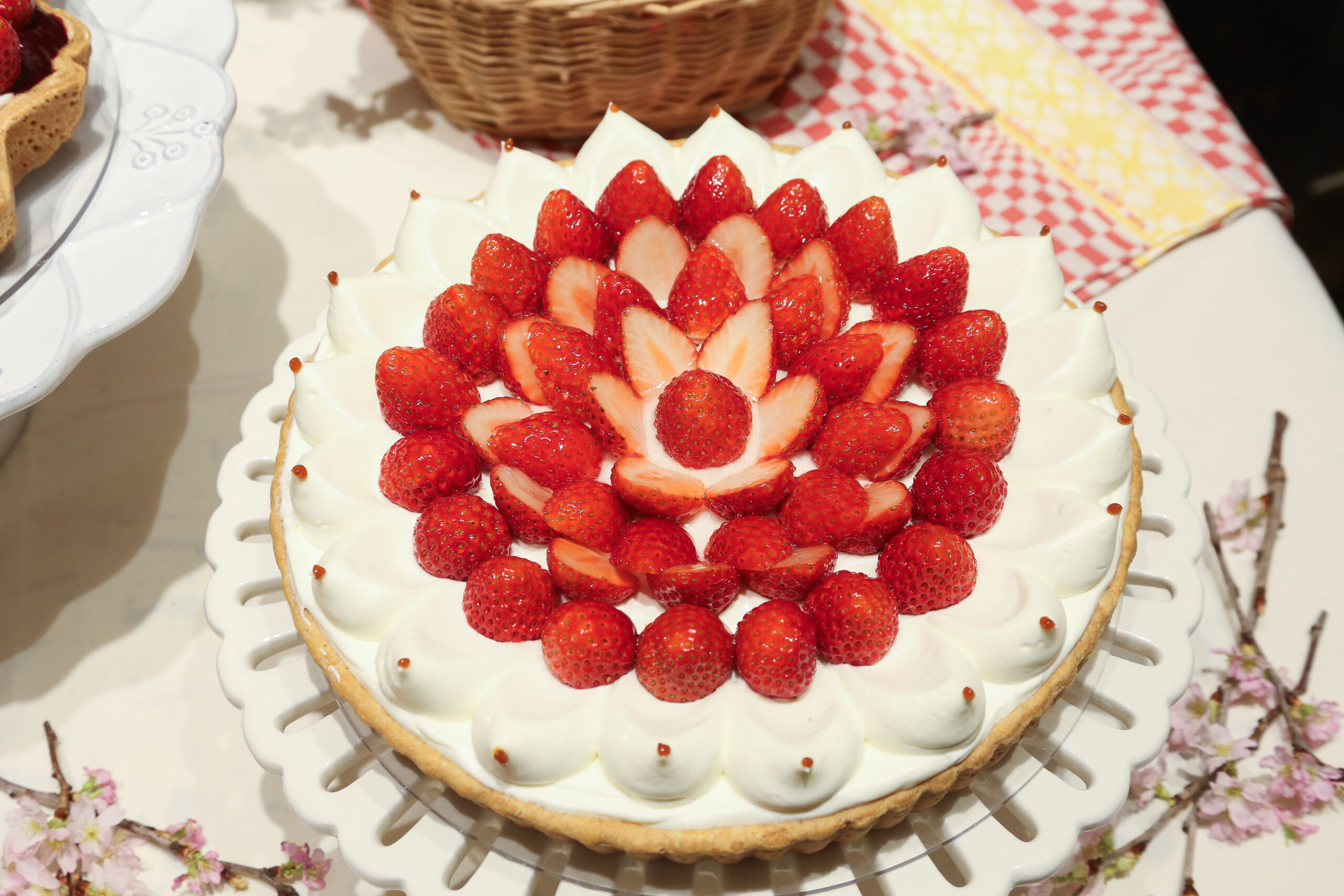 「イチゴとカスタードプリンのタルト」1カット・税込み1,090円、ホール・税込み10,908円