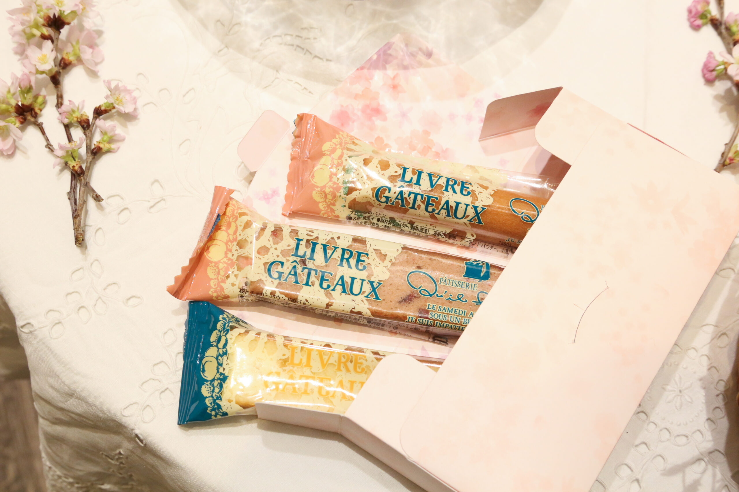 「桜とチェリーのパウンドバトン」1本・税込み300円、3本入り・税込み1,019円