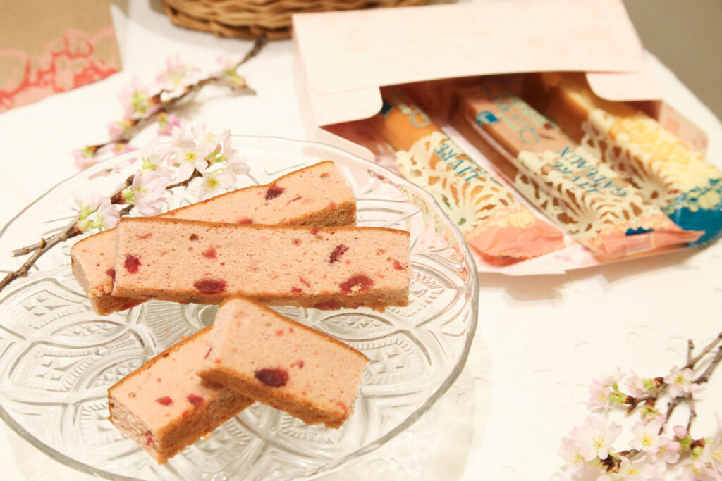 「桜とチェリーのパウンドバトン」1本・税込み300円、3本入り・税込み1,019円