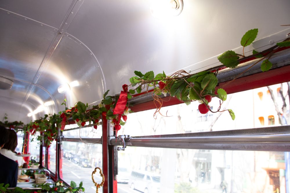 「いちごさんバス」装飾のイメージ