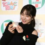 「三毛猫もちもちクレープ」を実食する桜井日奈子さん