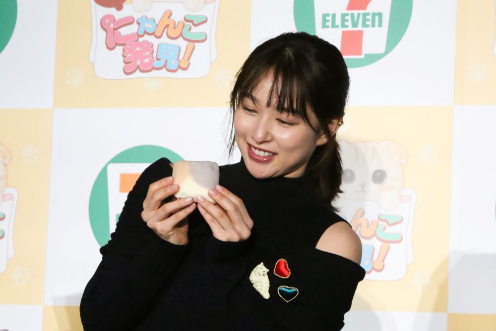 「三毛猫もちもちクレープ」を実食する桜井日奈子さん