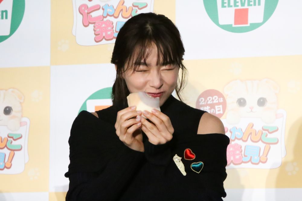 「三毛猫もちもちクレープ」を実食する桜井日奈子さん