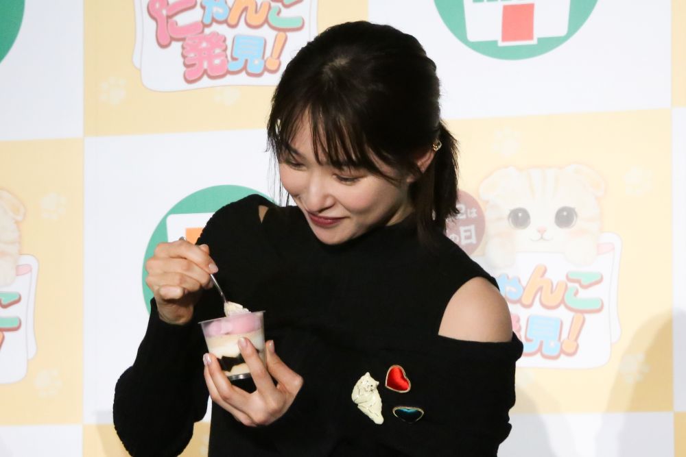 「にゃんパフェ」を実食する桜井日奈子さん