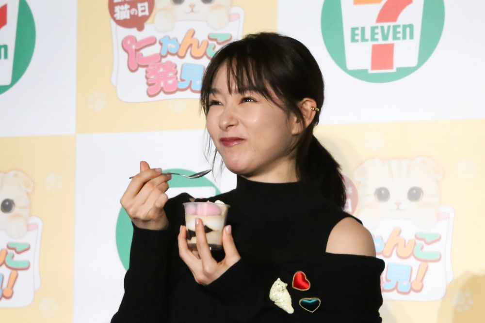 「にゃんパフェ」を実食する桜井日奈子さん