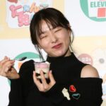 「にゃんパフェ」を実食する桜井日奈子さん