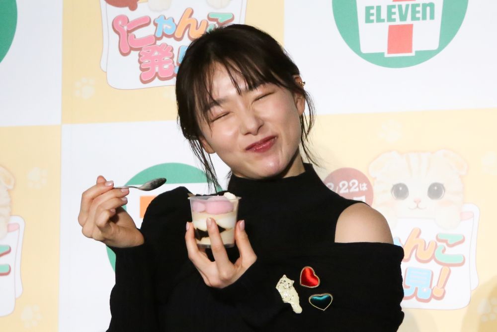 「にゃんパフェ」を実食する桜井日奈子さん