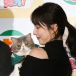 1日猫店長の「ポセイドンくん」を抱く桜井日奈子さん