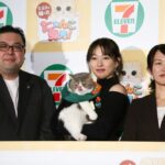 左からセブン-イレブンの長谷川幸司さん、ポセイドンくん、桜井日奈子さん、セブン-イレブンの前田潮美さん