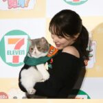 1日猫店長の「ポセイドンくん」を抱く桜井日奈子さん