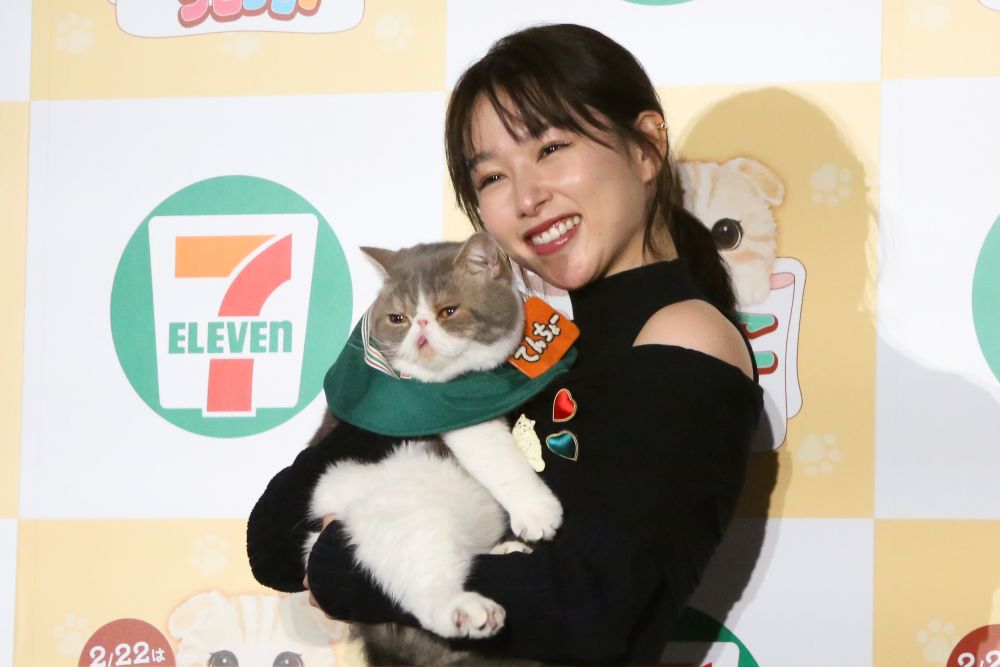 1日猫店長の「ポセイドンくん」を抱く桜井日奈子さん