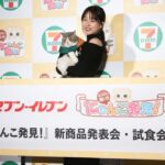 1日猫店長の「ポセイドンくん」を抱く桜井日奈子さん